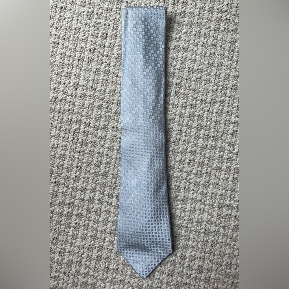 Sophisticated Silver Patterned Men's Tie